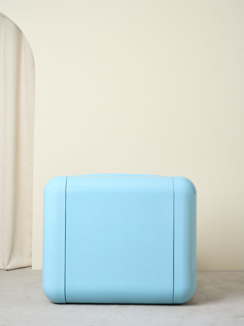 The backside of a blue Uma T4 Chair.