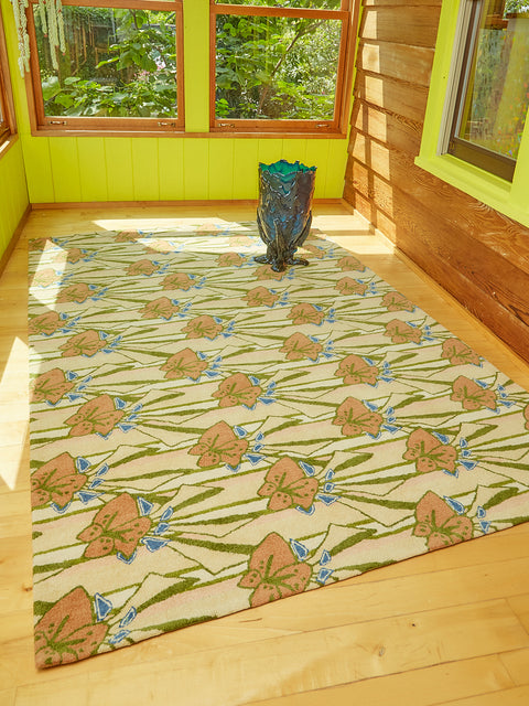 An XL Clear Vessel in teal sits atop the Freckle Flower rug.